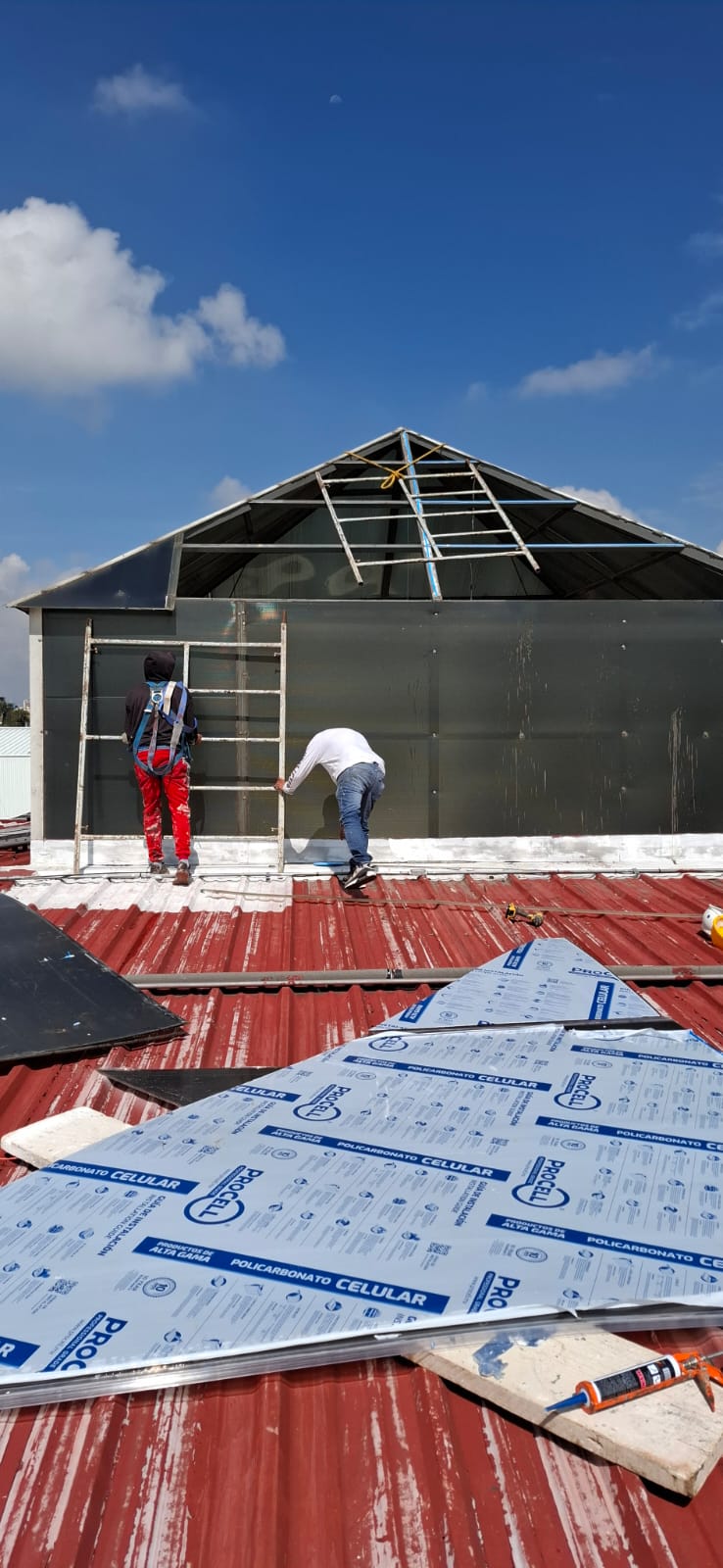 Trabajo de construcción en cubierta