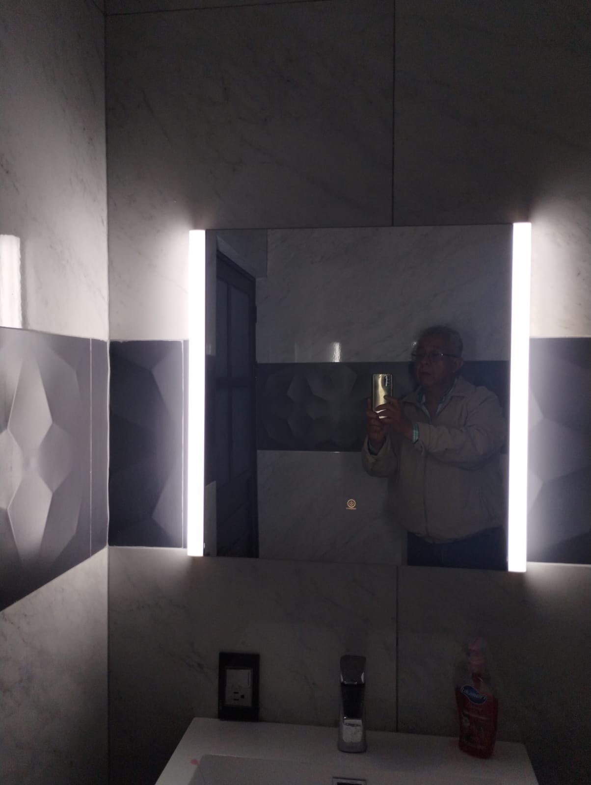 Espejo iluminado en baño