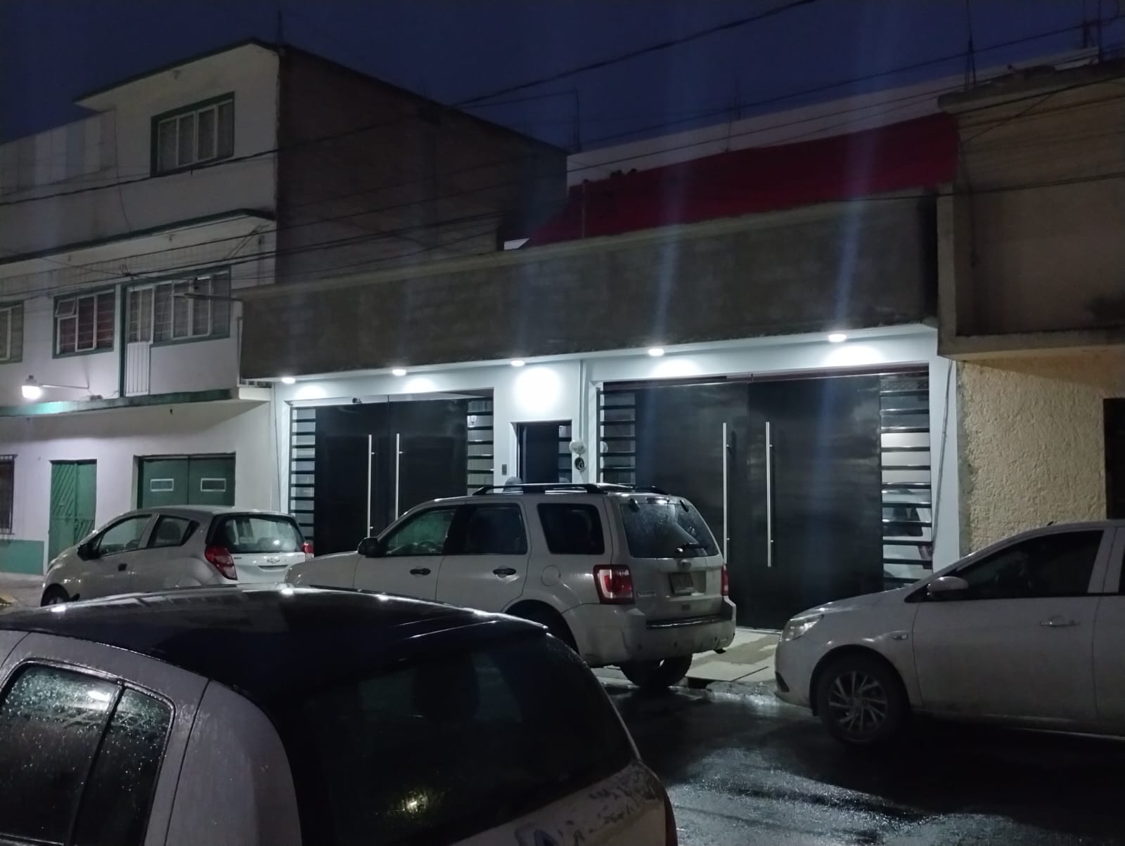 Fachada con acabados e iluminación